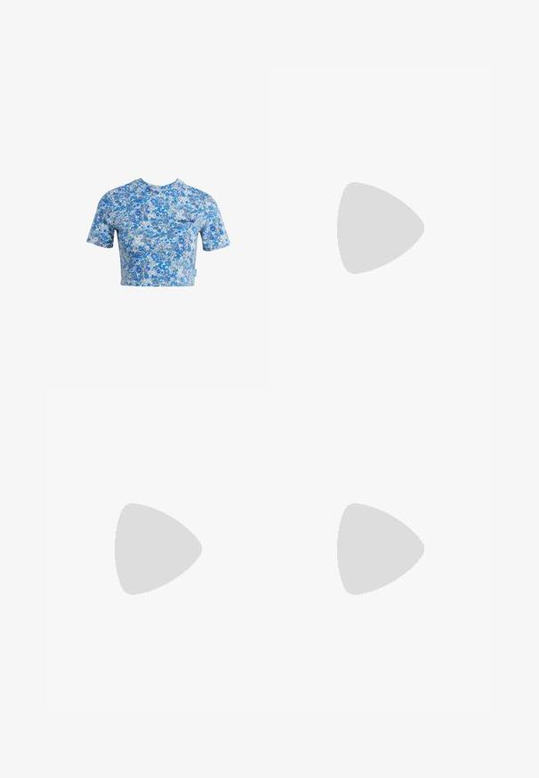 Camiseta corta azul con estampado floral de manga corta, que presenta una mezcla de patrones florales en azul y blanco, hecha de tejido ligero.; Mini falda negra con una cintura doblada que presenta botones plateados, combinada con botas de cuero negro hasta la rodilla con un tacón grueso.; Zapatos de tacón slingback de charol negro con punta afilada y tacón geométrico en bloque. Presentan un diseño elegante y minimalista, así como una textura suave.; Gafas de sol de carey con un marco redondeado y robusto y lentes marrones. Presentan patrones sutiles y brazos rectos y cónicos.