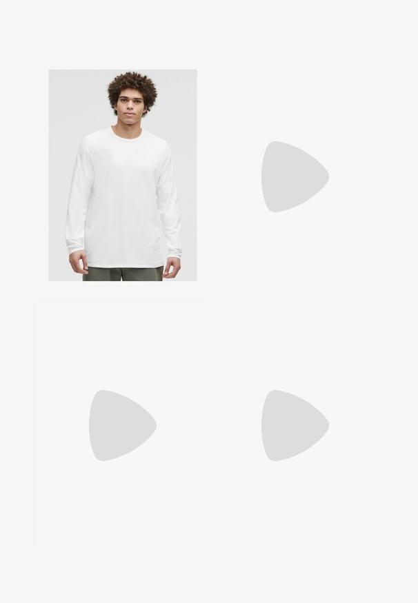 Weißes Langarm-T-Shirt mit Rundhalsausschnitt, aus weichem Stoff, mit lockerer Passform und ohne sichtbare Logos oder Muster.; Schwarze Wildleder-Lederhosen mit gestickten Blumenmustern, verstellbaren Trägern, silbernen Knöpfen und Seitentaschen. Akzente aus silbernem Faden.; Weiße Leder-Sneaker mit Perforationen, runder Zehenpartie, flacher Sohle und dicken Schnürsenkeln, mit sichtbar eingesticktem Swoosh-Logo und "AIR" an der Ferse.; Schwarze Plastiksonnenbrille mit grünen Gläsern, quadratischen Rahmen, silbernem Akzent auf der Augenbraue und strukturierten Bügeln. Angegebene Marke auf dem inneren Bügel.