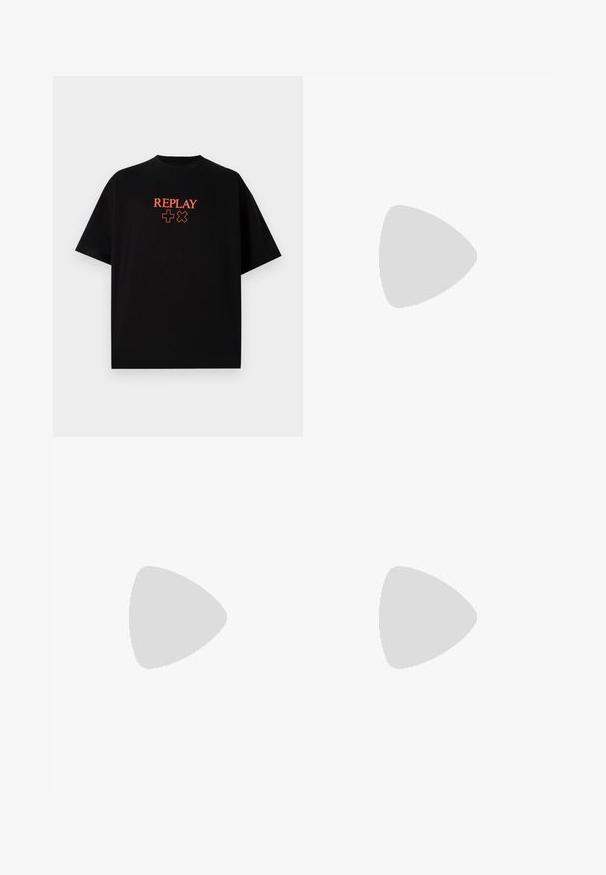 Camiseta de algodón negra con mangas cortas, cuello redondo, que presenta un logo rojo de "REPLAY" y símbolos alineados centralmente en el pecho.; Tejanos de denim en azul oscuro con un acabado desgastado. Presentan un diseño clásico de cinco bolsillos, corte recto y un botón de acento rojo.; Zapatilla de cuero negra con rayas blancas, suela de goma texturizada y parte frontal con cordones. Cuenta con una etiqueta de marca en la lengüeta.; Bolso de hombro de cuero negro con cierre de cremallera, que presenta un cuerpo texturizado, costuras blancas y una correa con ojales plateados.