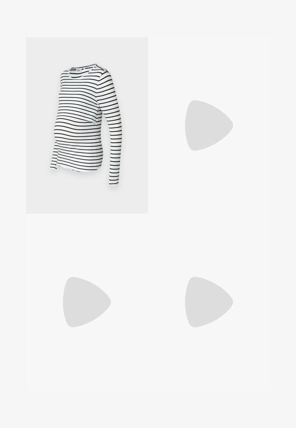 Haut de maternité à manches longues rayé noir et blanc avec un col arrondi et des fronces sur les côtés pour s'adapter à un ventre qui s'arrondit. Tissu doux.; Robe maxi rayée en beige et noir, fabriquée dans un matériau doux. Associée à des mocassins noirs épais ; texture lisse et forme arrondie.; Sneakers blanches avec une tige synthétique lisse, un avant perforé, des lacets plats et une semelle texturée, présentées sur une surface en bois.; Sac fourre-tout en suède brun avec une texture douce, présentant une seule bandoulière et une ouverture supérieure légèrement courbée. Aucun détail de matériel visible.