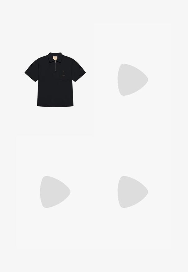 Polo shirt nera con maniche corte, colletto con zip e taschino sul petto con un piccolo emblema dorato e testo. Realizzata in tessuto liscio.; Bermuda in denim nero con taglio dritto, dotate di cinque tasche, chiusura con bottone e zip, e sfumature discrete sul tessuto.; Sneakers neri bassi con lacci e cuciture bianche, abbinati a pantaloni cargo beige larghi, in piedi su un tappeto blu.; Occhiali da sole rettangolari trasparenti con lenti grigie scure e montatura spessa. I dettagli includono un branding sottile sulle asticelle.