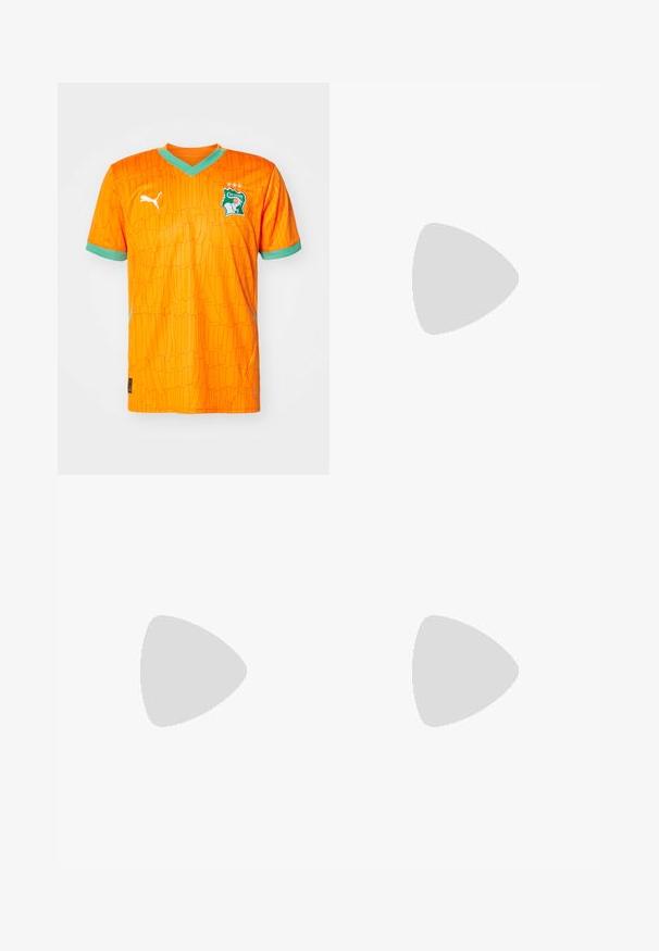 Oranžna nogometna majica s teksturiranim vzorcem, zelenimi poudarki na ovratniku in rokavih ter logotipom, ki prikazuje slona in zvezde.; Črne hlače iz lahkotnega materiala, z naravnim krojem nog, sprednjim gumbom in stranskimi žepi. Gladka tekstura.; Črne usnjene loafersice s kaširanim naglasom, z debelim črnim podplatom in rumenim šivom ob robu. Teksturirana površina.; Tri-slojni srebrni kovinski ogrlica z elegantnimi, fleksibilnimi verigami z rahlim leskom, varovana z zaponko s katero se zaključi in nastavljivo verigo.