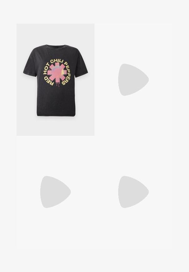 Melna kokvilnas T-kreklu ar centrālu krāsainu zvaigznes logo, ap kuru uzraksts "HOT CHILI PEPPERS" biezā dzeltenā tekstā.; Platas kājas bikses no gaiši zila auduma ar smalku tekstūru, ar elastīgu jostasvietu un aukliņu regulēšanai.; Melni šņorējami sporta apavi ar biezu zoli, ar gludu ādas augšdaļu, noapaļotu purngalu un izteiktu slāņveida platformas dizainu.; Melnas ādas rokassoma ar izliekta formu, noņemamu siksnu un zelta aksesuāriem. Somai ir vāciņš ar sprādzes detaļu.