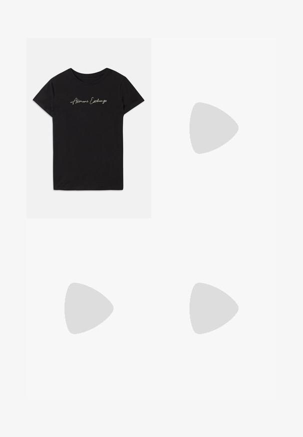 Schwarzes Baumwoll-T-Shirt mit kurzen Ärmeln und Rundhalsausschnitt, verziert mit einem kursiven "Armani Exchange"-Logo in Weiß.; Schwarze, ausgestellte Jeans aus Denim, ausgestattet mit zwei Fronttaschen, einem Knopfverschluss und einer glatten Oberfläche. Signatur-Nähte an den Nähten sichtbar.; Schwarze Chelsea-Stiefel aus glattem Leder mit elastischen seitlichen Einsätzen, einer dicken, geriffelten Gummisohle und einer Schlaufe an der Rückseite.; Braune, krokodilgeprägte Lederhandtasche mit zylindrischer Form, goldfarbener Hardware und einem abnehmbaren Tragegurt mit Nieten.