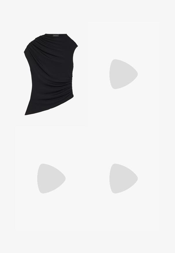 Must have musta ilma varrukat top, millel on drapeeritud disain, ühe külje peal on tekstuuriga kodara ja kerge asümmeetriline äär. Valmistatud pehmest kangast.; Mustad flared püksid kõrge vöökoht ja esine tõmblukk. Valmistatud siledast ja venivast kangast mugavuseks ja liikumise vabaks tegemiseks.; Must must kõrge kontsaga kingad terava варbakanegga, kaunistatud mustade ja hõbedaste sädelevate kivikestega, õhukese pahkluu rihma ja klambriga.; Must musta kott, millel on struktureeritud kuju, sile tekstuur ja metallist klamber. Kombineeritud laiate mustade pükstega ja avatud varvaste sandaalidega puidust põrandal.