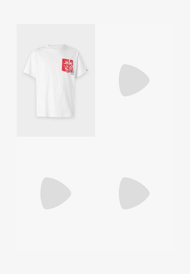 Λευκό μπλουζάκι βαμβακιού με κόκκινη τσέπη που διαθέτει λουλουδάτο σχέδιο και κείμενο. Βραχίονας κοντός, στρογγυλή λαιμόκοψη και χαλαρή εφαρμογή.; Μπλέ σκούρο παντελόνι από λείο ύφασμα, με κλείσιμο κουμπιού, εμπρόσθιες τσέπες και καλοραμμένη, ίσια γραμμή.; Μαύρη μοντέρνα γόβα με απαλή, ματ επιφάνεια, διαθέτει στρογγυλή μύτη και παχύ, υφασμάτινο σόλα. Διακοσμείται με μια μπροστινή λωρίδα.; Μαύρα γυαλιά ηλίου με οκταγωνικό σκελετό, σκούρους φακούς, γυαλιστερή φινίρισμα, λεπτά άκρα και χρυσές λεπτομέρειες μπροστά.