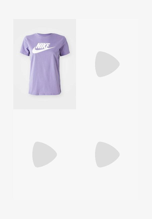 Fioletowa koszulka bawełniana z białym logo Nike na piersi. Okrągły dekolt, krótkie rękawy i standardowy krój. Gładka faktura.; Kremowe, luźne spodnie z elastycznym pasem, sznurkiem i detalami z oczkami wzdłuż materiału i u dołu. Z falbaniastymi brzegami.; Nike Sportswear - Sneakersy niskie; Niebieskie i zielone okulary przeciwsłoneczne z prostokątnymi soczewkami; przezroczyste oprawki; fakturowane niebieskie ramiona; ciemne soczewki; wyraźne logo po boku.