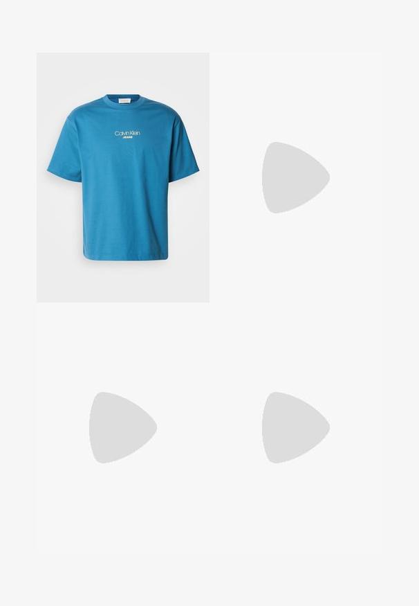 Mėlynas medvilninis marškinėliai su apvalia iškirpte ir trumpomis rankovėmis, su "Calvin Klein JEANS" logotipu geltona siuvinėta ant krūtinės.; Juodi šortai, pagaminti iš sklandžios medžiagos, su sagų uždarymu, dirželio kilpos ir švariomis linijomis. Ilgis pasiekia šiek tiek virš kelių.; Juodi sportiniai bateliai su zomšos ir sintetine viršutine dalimi, turintys tris baltas juosteles, tekstūruotą gumos pado paviršių ir mėlyną logotipo etiketę ant liežuvėlio.; Juoda kvadratinė saulės akiniai su matinio paviršiumi ir pilkais lęšiais. Yra sidabrinė logotipas ant šventyklos. Patvari plastikinė rėmo konstrukcija.