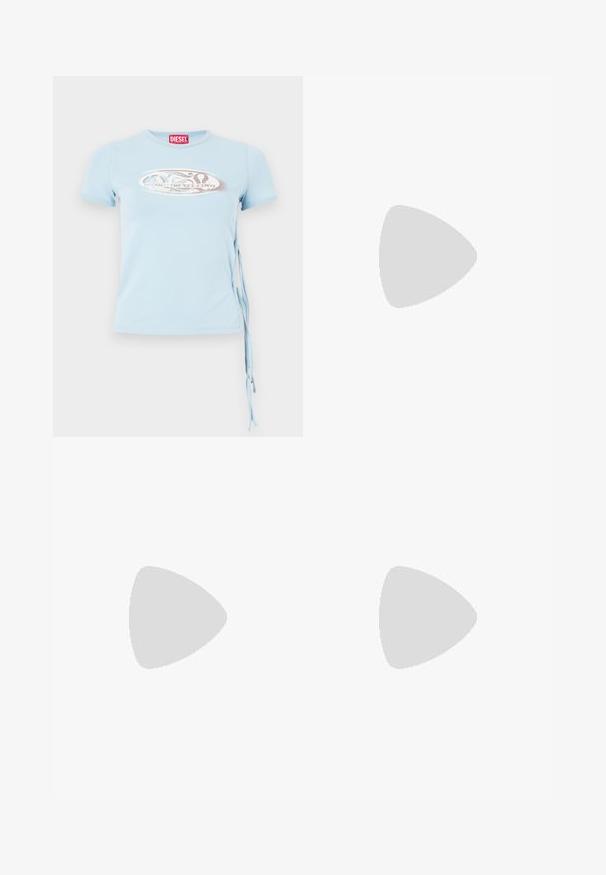 Vaaleansininen lyhythihainen T-paita, jossa on pyöreä pääntie, sivusolmut ja graafinen printti, jossa on teksti "www.diesel.com" hopeisena.; Tummanharmaat cargo-housut, jotka on valmistettu denimmateriaalista. Tässä mallissa on kaksi sivutaskua ja leveät lahkeet. Ommellut yksityiskohdat saumoissa ja reunoissa.; Mustat nahkasaappaat polvipituisina, joissa on terävä kärki ja kapea kaareva korko. Suora pinta, tiukka muotoilu eikä näkyvää hardwarea tai kuvioita.; Denim-laukku, jossa on tikattu kuvio, sininen väri, lyhyt punottu kahva ja hopeaketjuhihna, jossa on metalliset brändin kirjainyksityiskohdat.