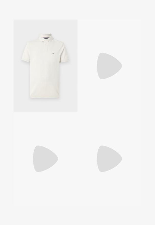 Kraukšļveida polo krekls ar īsām piedurknēm krēmkrāsas kokvilnā, ar klasisku apkakli, trim pogām un mazu logo kreisajā krūšu pusē.; Beige dvieļu šorti ar saules un yin-yang rakstu rūsējošā apelsīna krāsā. Elastīga josta ar auklu, mīksta tekstūra un vidukļa garums līdz augšstilbiem.; Tommy Hilfiger BASKET CORE - Treniņu apavi - ecru/army green; Skaidras plastmasas saulesbrilles ar taisnstūra formas brūnajiem objekīviem, ar plānām, caurspīdīgām kājām un metāla akcentiem uz tempļiem.