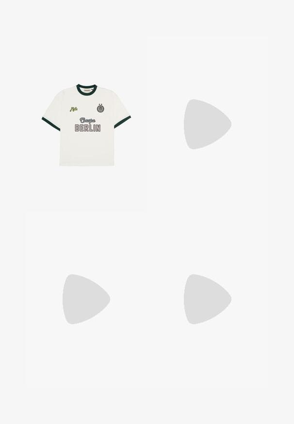 Bjela kratka majica s kratkim rukavima, tamnozelena ovratnik i manšete, s natpisima "Escape BERLIN," "Mitte," i kružnim grbom sa dvije zvijezde.; Crne traperice s širokim nogavicama i visokim strukom, s klasičnim dizajnom pet džepova i suptilnim izbljeđenjem za teksturirani izgled.; Plava i srebrna atletska cipela od mrežastih i sintetičkih materijala, s debelim siva potplatom i istaknutim crnim detaljima. Broj modela 1000 je vidljiv.; Smeđa flis dukserica s četvrtastim zipom i izvezenim logotipom, uz crnu okruglu torbicu preko tijela s patent zatvaračem i detaljem logotipa, nosi se preko traperica.