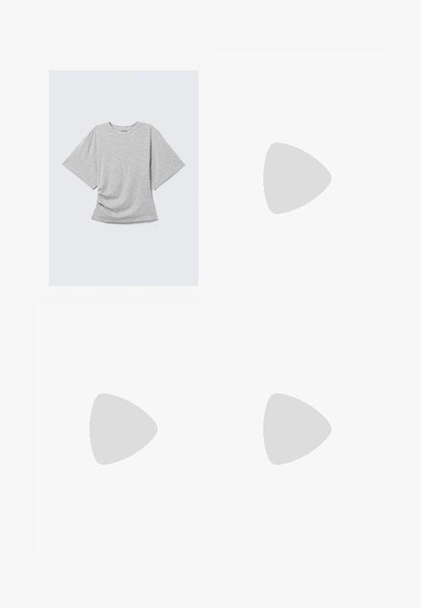 Svetlo siva kratka majica s kratkimi rokavi in ovratnikom v krogu, z rahlim gubanjem na straneh, položena na belo ozadje.; Svetlo sivi raztegljivi šortki z širokim pasom, gladko teksturo in preprostim dizajnom. Obšiti robovi brez vidnih vzorcev ali akcentov.; Sive usnjene sandale na visoki peti z zanko, z zavitimi sprednjimi trakovi in kvadratnimi prsti, ki imajo nizek blok peto in teksturirano površino.; Olivnozeleni usnjeni ročni torbici z ohlapno obliko, ki ima različne velikosti okroglih izrezov in poudarke v temnejših in svetlejših odtenkih.