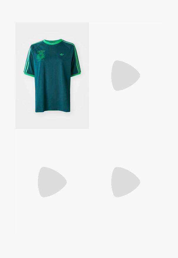 Camiseta de algodón en color azul verdoso con detalles en verde, que presenta un escote de crew, mangas raglán y el logo impreso de Adidas en el pecho y la manga.; Pantalones de denim anchos y negros con tres franjas blancas en cada lado y un pequeño logo blanco. Cuenta con bolsillos frontales y un cierre de botón.; Botín de cuero negro hasta el tobillo con tacón grueso, diseño de cordones y suela de goma texturizada; presenta un pequeño logo embellecido en el costado.; Bolso cruzado negro hecho de material sintético texturizado. Presenta un diseño de logo en relieve y correa ajustable. Cierre con cremallera.
