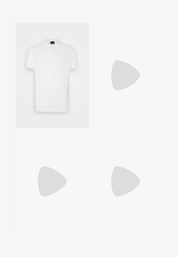 Witte polo met korte mouwen, voorzien van een textuur gebreid patroon, klassieke kraag en drie knopen. Glad stoffen afwerking.; Zwarte en beige korte broek van katoen, met een knoopsluiting, riemlussen en een recht gesneden ontwerp. De zwarte korte broek staat vooraan.; Suède slipper in lichtgrijs met twee verstelbare gespen, een kurken tussenzool en een gestructureerde rubberen buitenzool.; Zwarte rechthoekige zonnebril met donkere lenzen, voorzien van een dik montuur, subtiele accenten aan de zijkanten en zonder zichtbare logo's behalve de merknaam.