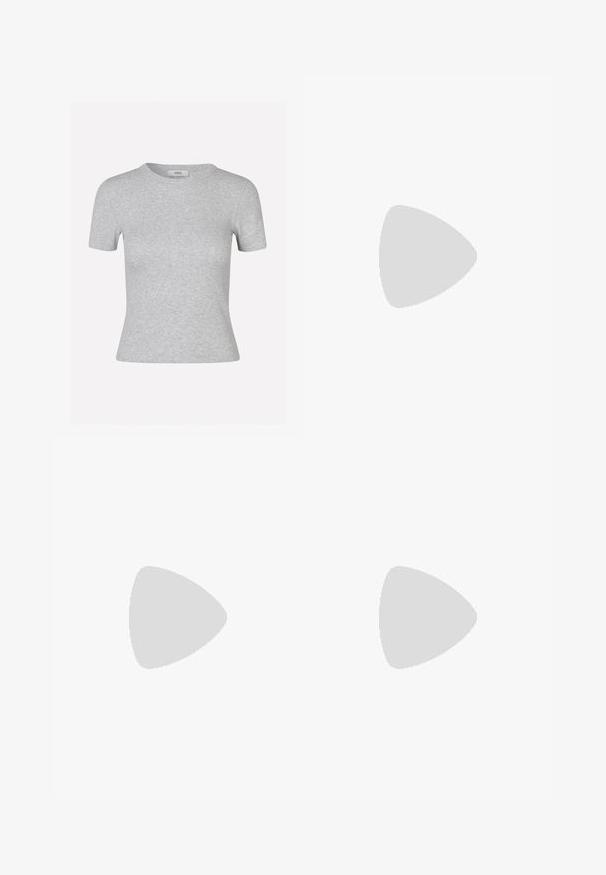 Siva majica s kratkimi rokavi z rebrasto teksturo, okroglo ovratnikom in oprijetim krojem, ki ima diskretno oznako blagovne znamke.; Svetlo modra, krila do kolen, izdelana iz gladkega materiala. Ima stranski razporek za enostavno gibanje in preprost, elastičen pas.; Črne natikače z teksturirano gumijasto podlogo, dvema ozkima trakoma in subtilnim, vtisnjenim logom na traku.; Kornjačaste očala z ovalnimi lečami in gladko, sijočo površino. Imajo tanke stranice z rahlim ovinkom na templjih. Prosojne leče.; Bela svilena marama z varljivim črnim geometrijskim vzorcem, obrobljena s črnim robom. Lahka in z gladko teksturo.