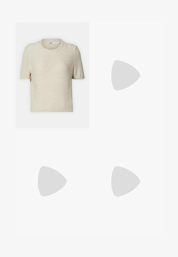 Beige kortermet strikket genser med rund hals, med et strukturert mønster og en avslappet passform. Laget av lett stoff.; Sorte plisserte bukser med elastisk midje. Har vide ben og et glatt, strukturert stoff med vertikale striper.; Sorte lær støvlett med rund tå og kraftig blokk hæl. Glatt tekstur, minimalt design og ingen synlige detaljer eller aksenter.; Svart lær tote bag med glatt tekstur, rektangulær form og to lange håndtak. Ingen synlige deler eller dekorasjoner.