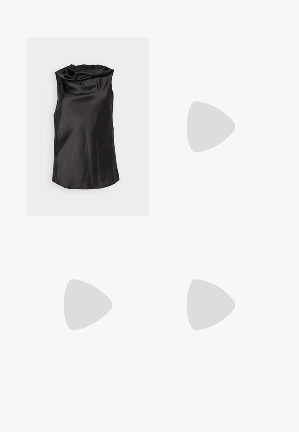 Top nero senza maniche realizzato in satin liscio, con colletto drappeggiato e vestibilità rilassata, dotato di un orlo leggermente arrotondato.; Pantaloni corti neri fino al ginocchio realizzati in tessuto misto cotone. Presentano plissé, una chiusura frontale con bottone e un design classico della vita.; Scarpa nera a punta con tacco kitten, decorata lateralmente da tre piccole fibbie in argento e oro.; Gilet in pelle nera con collo alto, tasche con zip e una borsa a tracolla nera trapuntata con un accento in hardware argentato, indossato con una lunga gonna nera.