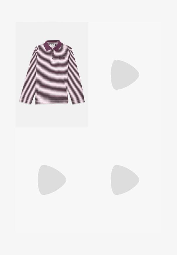 Polo majica dugih rukava u prugama boje burgundac i bijela, sa kragnom, plaketom na tri dugmeta i izvezenim logotipom na prsima.; Tamno plavi traper suknja s plitkim naborima, zatvaranjem na dugme i kontrastnim šavovima. Jednostavan dizajn s lepršavim oblikom i srednjom dužinom.; New Balance tenisice s gornjim dijelom od plave mrežice i antilopa, sivi naglasci, bijeli logo, obloženi potplat i teksturirani detalji.; Burgundska kožna torba s trokutastim oblikom, otvorenim vrhom i pletenim detaljem duž ručke. Glatka tekstura s mat završetkom.