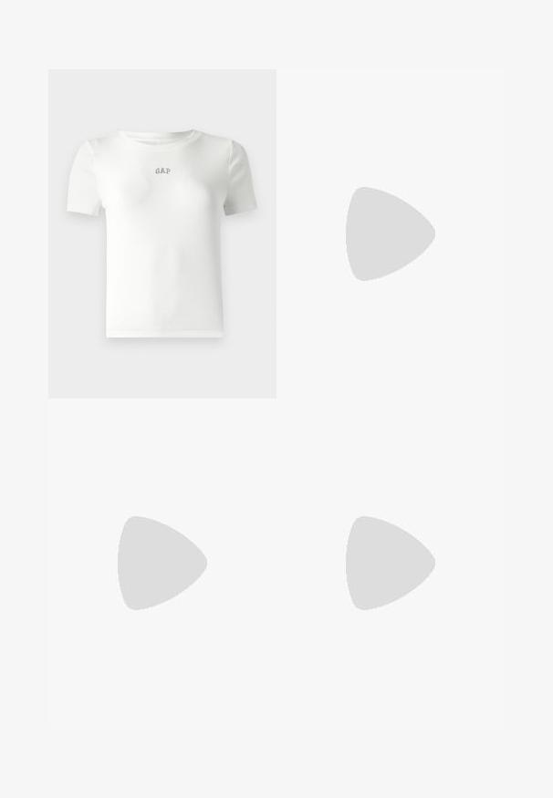 T-shirt blanc à manches courtes en rib avec un col rond et un petit logo "GAP" brodé au centre. Texture de tissu douce.; Shorts en denim bleu clair à taille haute, dotés de deux poches avant et d'un léger décoloré pour un aspect usé. Fermeture à bouton en métal.; Escarpin à talon aiguille en cuir verni noir avec un bout pointu, un talon bloc rectangulaire et des accents en métal doré.; Sac à épaule en cuir noir avec une texture lisse, une forme courbée, une bandoulière ajustable et une fermeture éclair. Design minimaliste sans embellissements.