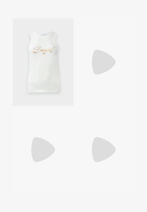 Biała bezrękawnikowa bluzka o prążkowanej strukturze z złotym metalicznym napisem "Cowgirl" na piersi, wyeksponowana na jednolitym tle.; Czerwone lniane szorty o dopasowanym kroju, z pliskami, gładką teksturą i średnio wysokim stanem.; Czarne lakierowane buty na szpilce z prostokątnym obcasem i paskiem na kostce, zestawione z szarymi prążkowanymi ocieplaczami na nogi oraz brązową zamszową spódnicą.; Szary prążkowany crop top i oliwkowa spódnica o wysokim stanie. Modelka trzyma białą torebkę na ramię z wycięciami. Prosty design, dopasowany krój.