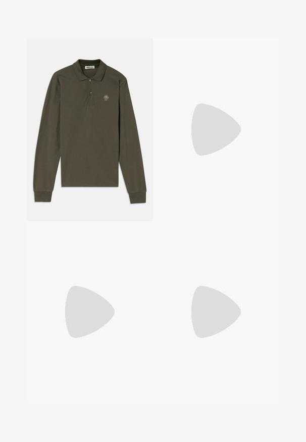 Pikakäistega oliivroheline puuvillane polosärk, millel on kaelus, kaks nuppu ja värviline tikand vasakul rinnal.; Mustad mustad teksad, millel on esine.Button, vöölõngad ja viis taskut, taustaks lihtne valge taust.; Mustad mustad nahast mokassiinid, millel on voolujooneline disain, peen õmblus ja madal konts, esitatud lihtsa valge tausta ees.; Must musta nahk tote kott kahe õlavarre rihmaga, ristküliku kuju ja peene õmbluse detailiga valgel taustal.