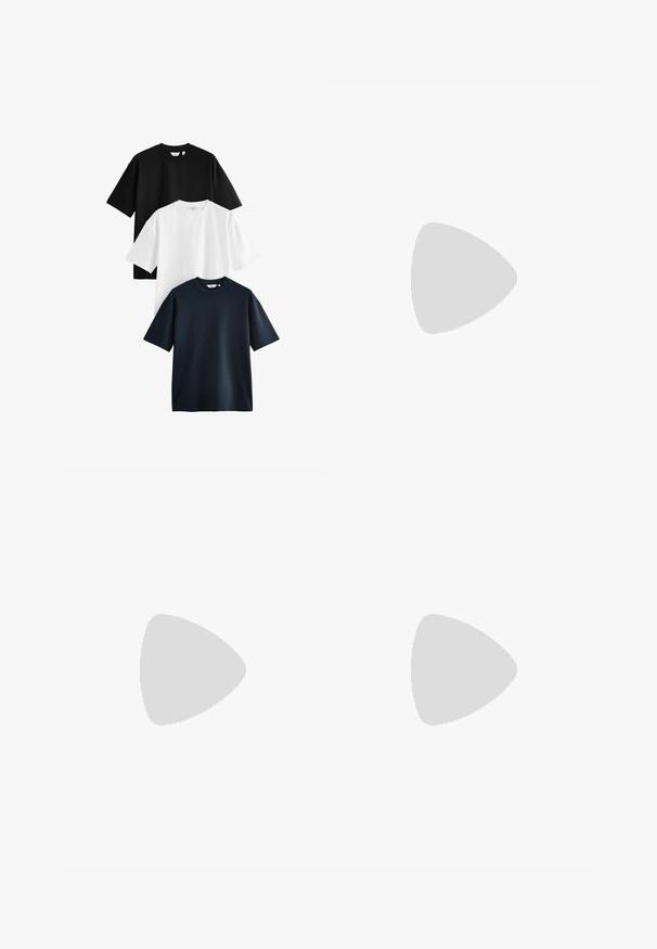Tre t-shirts med kort ärm staplade: en svart, en vit och en marinblå. Tillverkade av bomull med rund hals och avslappnad passform.; Svarta skräddarsydda byxor i slätt tyg, med slät front, bältesöglor och sidofickor. Rakt snitt på benen.; Beiga mockasiner i mocka med rund tå, låg profil och texturerad yta. Har subtila sömdetaljer längs ovansidan.; Svarta rektangulära solglasögon med mörka linser, med en distinkt form och logotyp på skalmen. Bärs av en person i grön skjorta.