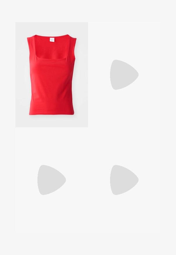 Top rojo de manga corta, hecho de una tela suave con un escote cuadrado y una silueta ajustada, que presenta líneas de dobladillo limpias y rectas.; Falda de color rojo y blanco con un diseño de diamantes y pequeños motivos de flores, con una forma acampanada, confeccionada en una tela suave.; Zapato de charol rojo con tira trasera, punta afilada, diseño de dos correas con acentos circulares y tacón bajo cuadrado.; Bolso de mano de cuero rojo con una correa de cadena plateada, forma redondeada, diseño plisado y un cierre de metal en la parte superior. Metido con un detalle de logo.