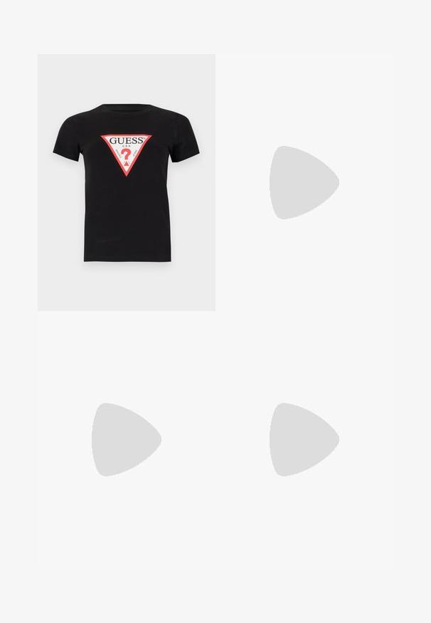Zwarte katoenen t-shirt met een driehoekig rood en wit logo met de tekst "GUESS U.S.A." en een vraagteken in het midden. Korte mouwen.; Donkerblauwe jeans met een uitlopende pijp, van denim materiaal, met voorzakken en een tailleband met een metalen knoop en ritssluiting. Gerafelde zoomdetails.; Witte leren sneakers met een dikke witte zool, zwarte suède hielaccent en een geperst logo op de zijkant. Vetersluiting met zes oogjes.; Zilveren oorringen met een gladde, glanzende afwerking. Ronde vorm, lichtgewicht ontwerp, voorzien van een post-back sluiting.