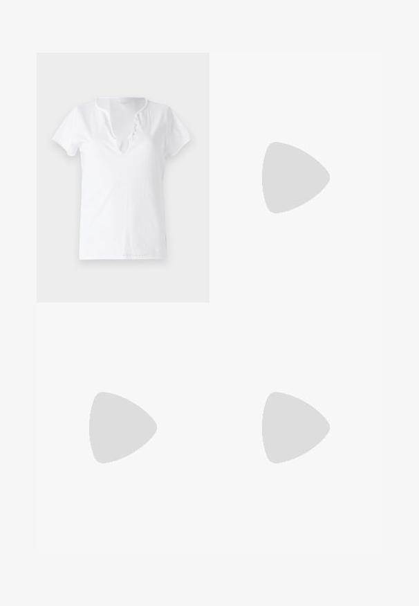 Hvid bomulds t-shirt med korte ærmer, en afslappet pasform og en V-udskæring med en knapstolpe med fem dekorative knapper.; Nanushka HARLOW - Maxinederdele - black; Hvide læder højhælede sko med spids tå, ankelrem og en slank stiletto-hæl. Glat tekstur med subtilt glansfuld finish.; Brun læder håndtaske med en buet form, dobbelt hardware i guldtoner, to frontlommer og en bred skulderrem. Glat tekstur med en elegant finish.