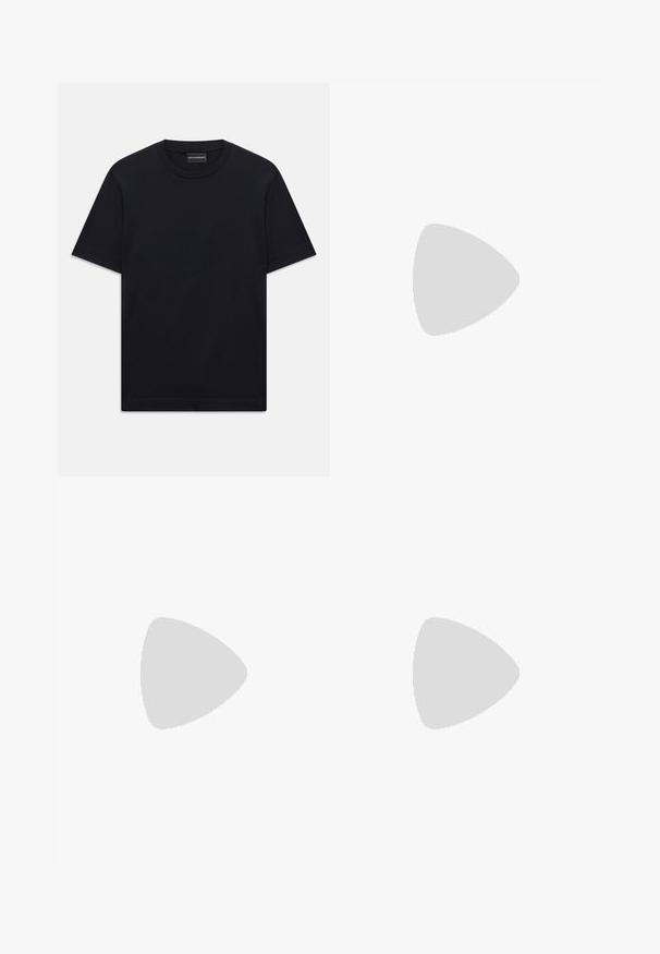 Melnas īsām piedurknēm T-krekls ar apaļu kakla izgriezumu, ar smalku iepresētu logotipa dizainu krūšu centrā un zīmola etiķeti apakšā kaklā.; Melnas denim bikses ar brīvu piegriezumu, ar ruļļīšiem un iegravētu zīmolu apmalē. Klasiska piecu kabatu dizains ar kontrastējošām šuvēm.; Melna ādas kedas ar zemu profilu, noapaļotu purngalu un savelkamu aizdari; ar teksturētu gumijas zoli un logotipa detaļu uz papēža.; Melnas ādas plecu soma ar rāvējslēdzēja nodalījumu, logotipa detaļām un markētu regulējamu siksnu. Valkāta kopā ar teksturētu tumši zilu džemperi.