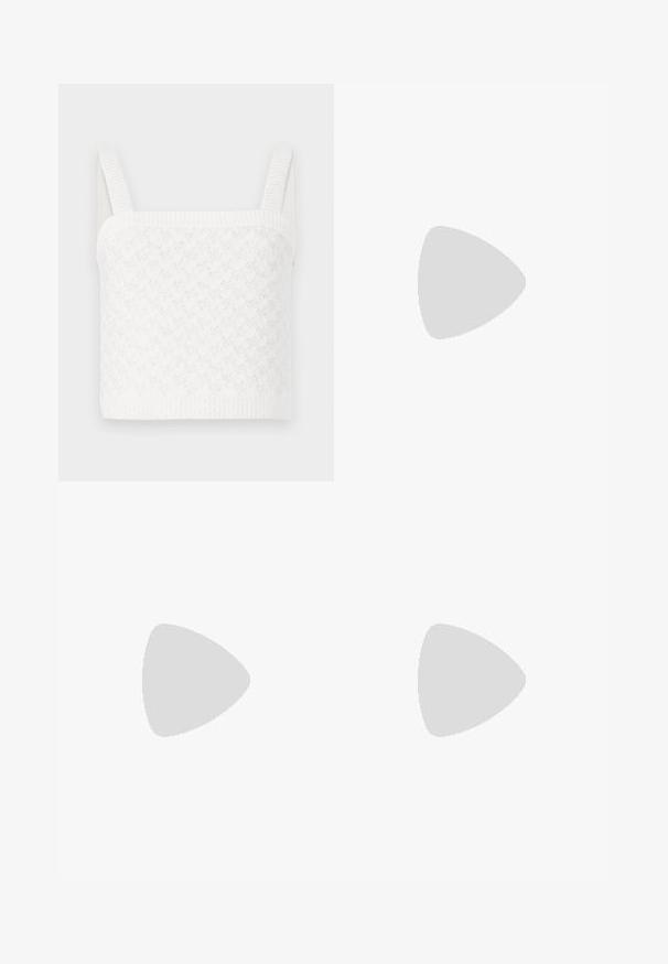Fehér kötött cropped top négyzet alakú nyakkivágással, textúrázott mintákkal és széles bordás pántokkal. Puha anyag, enyhe fényességgel.; A farmer szoknya magas derekú, térd hosszúságú kialakítással, kontrasztos narancssárga varrással és elülső hasítékkal rendelkezik a szabadabb mozgás érdekében.; Fehér bőrsarkú szandál bokaankarral és csattal, minimális dizájnnal. Nyitott orrú és sima textúrákkal az egész felületen.; Világos bézs bőrtáska, strukturált formával, arany színű fém kiegészítőkkel és logóval az elején. Tetején fogantyúval és levehető vállpánttal rendelkezik.