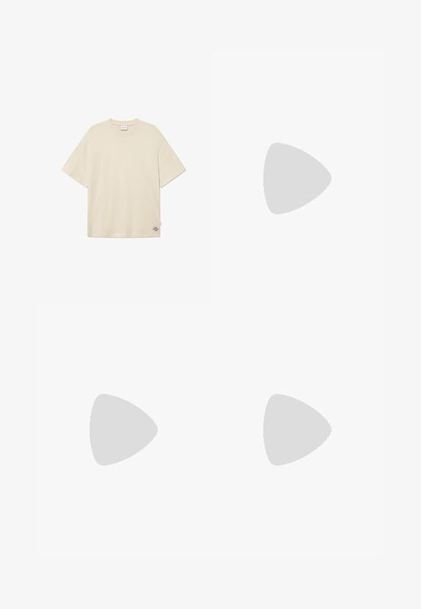 Krêmefarget t-skjorte laget av bomull, med rund hals, korte ermer og en diskret logo detalj brodert nederst til høyre.; Les Deux LAWSON STRIPE - Shorts - dark navy/light camel; Svart semsket snøring ankelstøvel med drageløkke og teksturert såle, med en liten preget krokodillelogo på siden.; Svart og gull solbriller med firkantet form, metallramme, mørke grå linser og svarte temple spisser. Har dobbel bro-design.