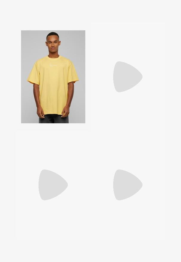 Gul bomullsstor t-shirt med korta ärmar, med en vit signaturlogotyp på framsidan och rund halsringning.; Ljusgrå vida sweatpants i mjuk bomullsblandning, med sidofickor och en dekorativ svart grafik på vänster ben.; Svart läder snörkänga med rund tå, kraftig sula och gula sömmar. Har en gul dragflik på hälen.; Svart midjeväska i slitstarkt tyg, med zip-stängning, justerbar rem och en röd och svart logobadge på framsidan.; Silverfärgad kedja med ett litet korshängsmycke. Kedjan har en delikat länkdesign med en krabbklämma och justerbar längd.