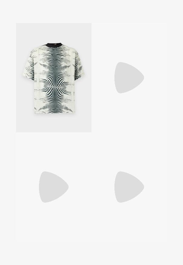 Korte mouw T-shirt in een crème stof met een zwart zebra-streeppatroon, met een ronde halslijn en een relaxed fit.; Roberto Cavalli MARBLE TECH TRACK PANT - Broek - blue; Witte leren sneaker met een gladde afwerking, ronde neus, platte veters en een gestructureerde zool. Kenmerkt zich door een subtiel logo op de hiel.; Zwarte ronde zonnebril met donkere lenzen en slanke metalen armen. Inclusief heldere tempelpunten en zilveren accenten bij de scharnier. Minimalistisch ontwerp.