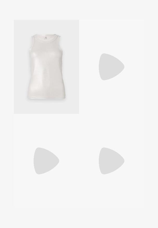 Crème tanktop met een getailleerd ontwerp, geribbelde textuur, mouwloze snit en een subtiele glans, met een eenvoudige ronde halslijn.; Witte A-lijn rok van katoen. Bevat plooien, een hoge taille en een enkele zwarte knoopsluiting aan de voorkant. Glad, textuurstof.; Beige suède cowboylaarzen met een spitse neus en een iets gestructureerde silhouette. Voorzien van decoratieve stiksels en een lage gestapelde hak.; Crème jurk met rode stippen, met ruffles aan de mouwen, ingezoomde taille; gecombineerd met een kleine witte handtas en gespsandalen in nude.