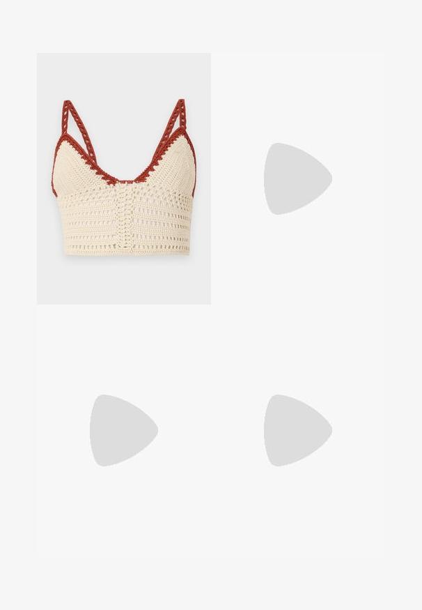 Kvačkana bralette u krem boji i hrđavoj, s trokutastim šalicama, podesivim trakama i otvorenom tkaninom s složenim detaljima.; Svijetloplave traper šortse s izguženim završetkom, s pet džepova, vidljivim šavovima i metalnim dugmetom za zatvaranje na struku.; Bež usnjeni čizmasti škornji do kolen z ohlapnim dizajnom, koničastim nosom in trdim, rebrastim kvadratnim peto. Gladka tekstura in poenostavljena oblika.; Crna kožna torba preko ramena s dva prednja džepa, zlatnim kopčama, zatvaranjem na zip i uskim remenom. Teksturirana površina i kompaktan pravokutan oblik.
