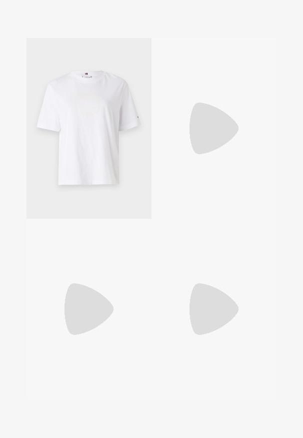 Tricou alb din bumbac, cu guler rotund, mâneci scurte și un design subtil al logo-ului galben care spune "HILFIGER NEW YORK 1985." Croială standard.; Jeans deschise la culoare, evazate, fabricate din denim, cu talie înaltă, design cu cinci buzunare și tiv brut la bază. Textura este ușor uzată.; Sneaker alb din piele, cu o textură netedă, vârf rotunjit și șireturi subțiri. Are un accent cu logo auriu și un toc bej cu modele.; Trei inele din metal: unul roz aurie, unul auriu cu accente texturate și unul argintiu, toate cu branding gravat pe banda interioară.