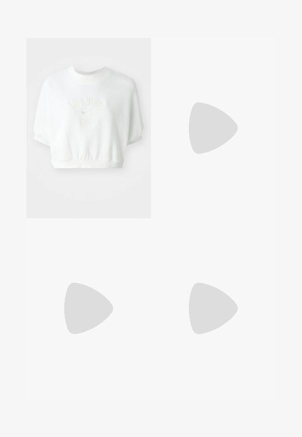 Hvid cropped sweatshirt lavet af blødt materiale. Har ribbet halsudskæring, elastisk kant og prægede "Nike 1972" logo i midten.; Hvide athletic bukser med vidde, ribbet talje og subtile logo detaljer. Glat stof med en afslappet pasform og tapered hals.; Hvide og lys grå atletiske sneakers med en struktureret overdel, tyk sål og sort swoosh-logo. Båret med sorte joggerbukser og hvide sokker.; Sølv hoops øreringe med en glat, poleret overflade. Cirkulær form, ensartet bredde, designet til nem lukning. Enkle og elegante.