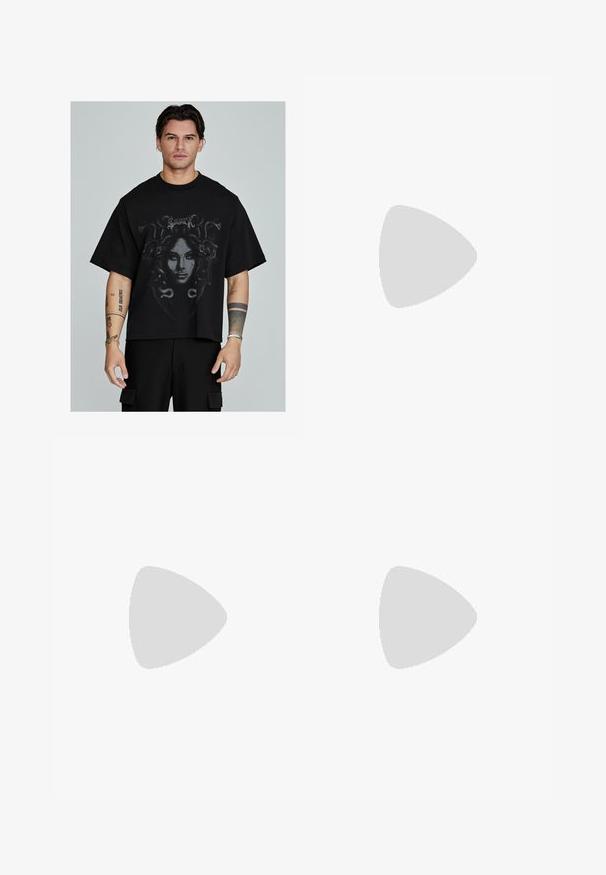 T-shirt nera oversize in cotone, con una stampa grafica di un volto circondato da serpenti e testo, maniche corte e colletto rotondo.; Jeans neri in denim a gamba larga con vita alta, dotati di tasche anteriori, zip e chiusura a bottone. Texture liscia e design classico.; adidas Originals HANDBALL SPEZIAL UNISEX - Sneakers basse - grey two/cream white/footwear white; Occhiali da sole con montatura grigia e trasparente, forma squadrata, lenti blu sfumate e dettagli metallici sulle tempie. Materiale leggero.