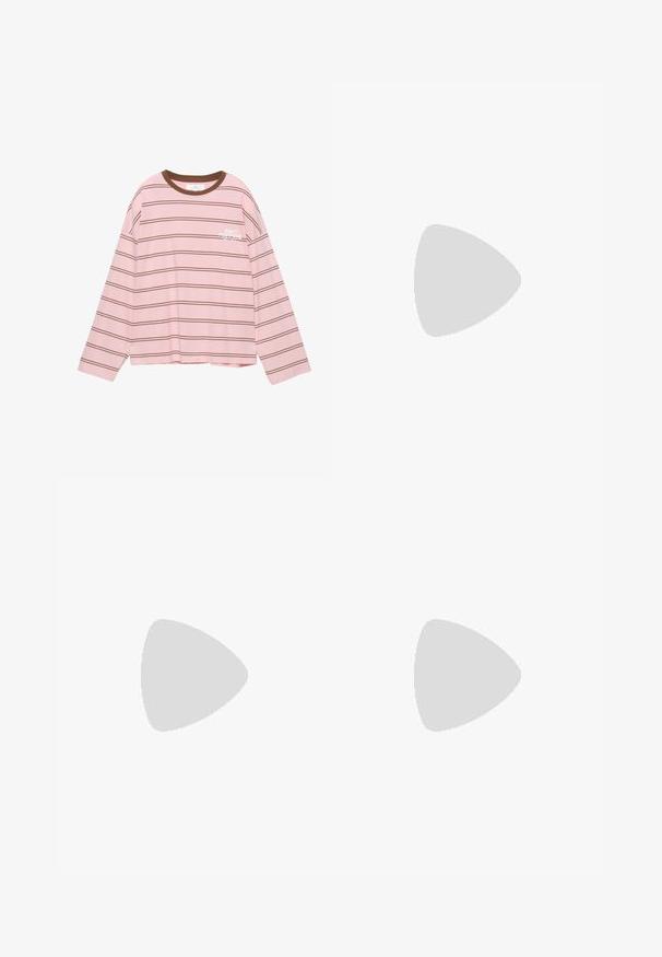 Langærmet lyserød t-shirt med brune vandrette striber. Har en brun rund halsudskæring og hvid tekst "DON'T POSTPONE" på brystet.; Slidede leggings i ensfarvet oliven grøn stof, med en glat talje og et strømlinet design uden fremtrædende mønstre eller dekorationer.; Lys beige flip-flop med tekstureret fodseng, flad sål og tynde, blanke stropper. Har subtil branding på stroppen.; Brune-tintede solbriller med ovale rammer, der har et skildpaddemønster og brede arme. Glat overflade og diskret brandingdetalje på siden.; Brun flettet læder totepose med knyttede håndtag, båret af en person i lyseblå jeans og sorte chunky sko. Glat, struktureret overflade.