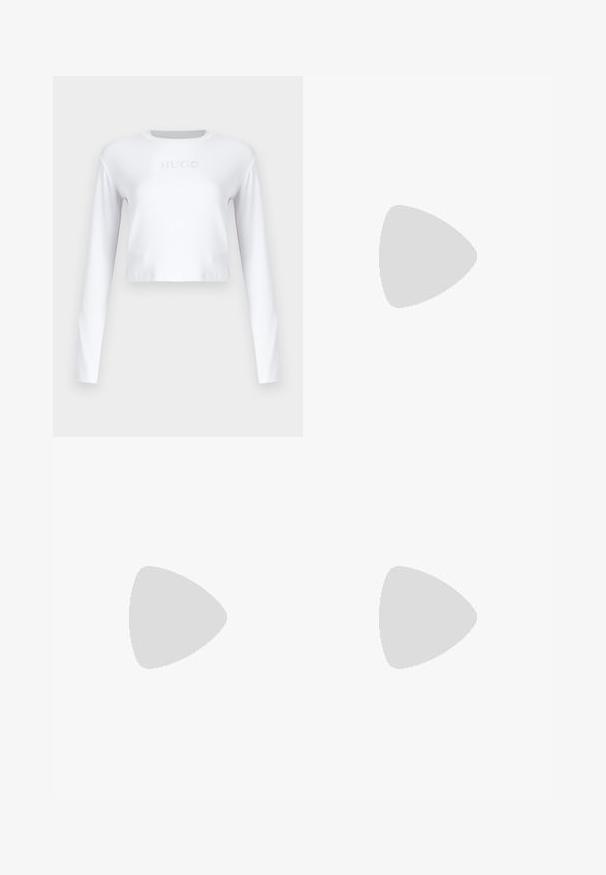 Balts garās piedurknes cropped tops, izgatavots no gludas auduma, ar maigu "HUGO" logo gaisši pelēkā krāsā priekšpusē.; Platas kājas bikses, kas izgatavotas no viegla auduma, arbeigzu fonu un brūnām zebras svītrām, kā arī platu jostu.; Baltas ādas sporta apavi ar biezu balto zoli, melna zamša uzpura un izspiestais logotips sānos. Šņorējuma dizains ar sešiem acu caurumiem.; Sudraba riņķveida auskari ar gludu, spīdīgu apdari. Apaļas formas, viegla dizaina, ar aizdari uz stieples.