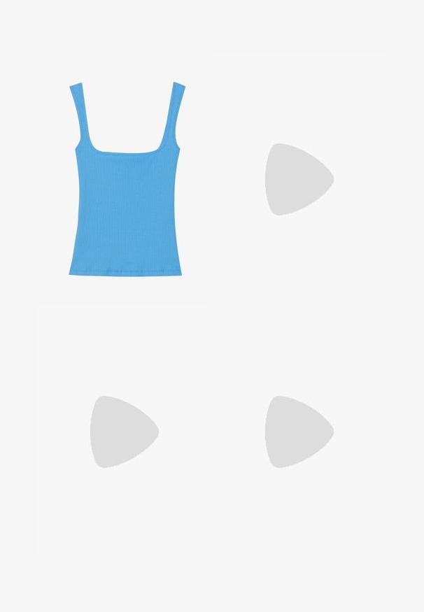 Μπλε ριγέ μπλουζάκι χωρίς μανίκια με φαρδιά τετράγωνη λαιμόκοψη και εφαρμοστή σιλουέτα. Λείο υφασμάτινο στρώμα με προσεγμένες ραφές.; Λευκή φούστα τένις φτιαγμένη από λείο ύφασμα με φαρδύ πλισέ τελείωμα και ευρύ ζωνάκι για άνεση.; Μαύρα πατεντέ δερμάτινα γοβάκια slingback με μυτερή μύτη και γεωμετρικό τακούνι. Έχουν κομψό, μινιμαλιστικό σχέδιο και λεία υφή.; Μαύρη δερμάτινη τσάντα tote με λείο υφή, ορθογώνιο σχήμα και δύο μακριές λαβές. Χωρίς ορατό υλικό ή διακοσμητικά στοιχεία.