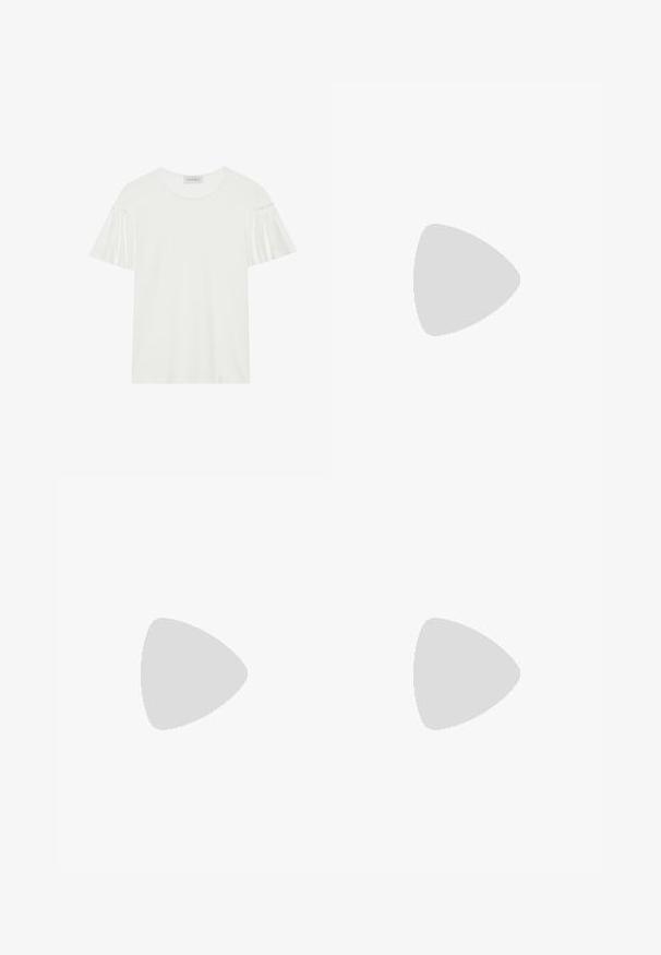 Camiseta blanca con mangas cortas y acampanadas. Fabricada con una tela suave y lisa. Presenta un escote redondo y detalles de costura sutiles.; Leggings rosas con un patrón veteado, que cuentan con una cinturilla elástica y una textura suave. El logo de la marca se muestra en blanco en el lateral.; Zapato de tacón negro de cuero con punta afilada y tacón bajo cuadrado. Presenta una correa para el tobillo con una hebilla en tono dorado. Textura suave.; Bolso negro con forma estructurada, textura suave y un cierre metálico. Combinado con pantalones anchos negros y sandalias de dedo en un suelo de madera.