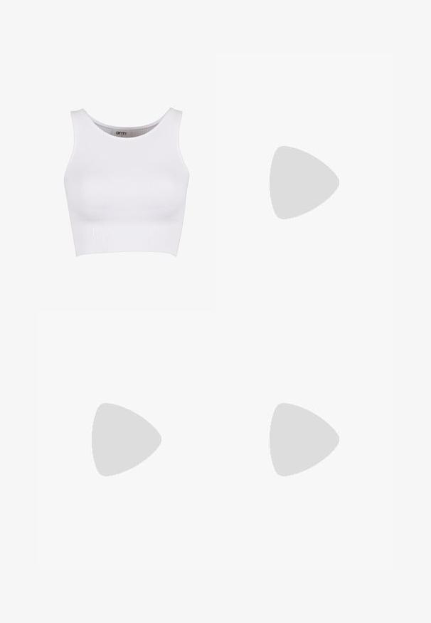 Bílý pruhovaný cropped top s kulatým výstřihem a širokými ramínky. Má pružnou texturu, navrženou pro pohodlí a volnost pohybu.; Světle modré džíny šortky s volným střihem, vysokým pasem, pěti kapsami a jemným vyblednutím látky.; Černé žabky s texturovanou gumovou podrážkou, dvěma štíhlými popruhy a jemným, embosovaným logem na popruhu.; Želvovinové brýle s oválnými čočkami a hladkým, jemným povrchem. Má tenké bočnice s jemným zakřivením v chrámcích. Čiré čočky.