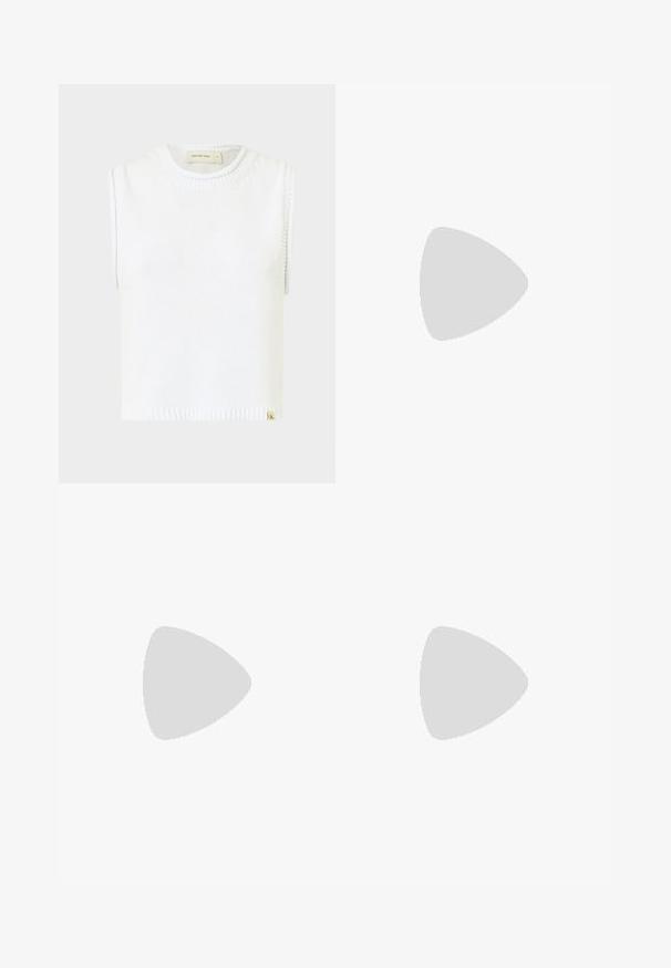 Haut en tricot sans manches blanc avec un col rond, ourlet côtelé et détails de couture sur les côtés ; présente une petite étiquette de marque en bas.; Leggings noirs courts avec une finition brillante, dotés d'une large taille étiquetée "crās" et d'une texture lisse. Pas de coutures ou de motifs visibles.; Sandales à talons hauts en cuir verni argenté avec une fine bride au niveau des orteils, une boucle réglable et un talon élancé.; Sac à main en cuir blanc avec une forme courbée, arborant un logo "CK" embossé à l'avant et une seule bandoulière. Fermeture à glissière en haut.