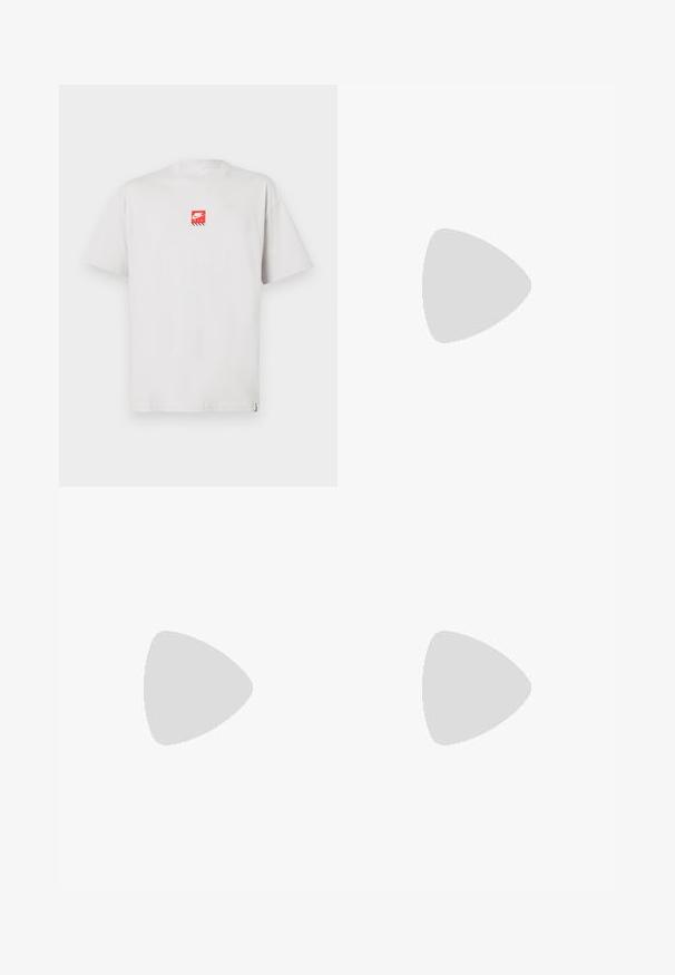 T-shirt en coton blanc avec col rond, présentant un logo Nike Air rouge sur la poitrine et une étiquette discrète sur le côté. Manches courtes, coupe décontractée.; Pantalons de sport gris avec panneaux latéraux noirs, taille élastique avec cordon de serrage, arborant un petit patch logo noir à l'avant.; Baskets basses noires avec des lacets et des coutures blanches, associées à un pantalon cargo beige ample, se tenant sur un tapis bleu.; Deux paires de lunettes de soleil : l'une avec des verres gris foncé et des montures noires angulaires, et l'autre avec des verres violets clairs et des montures noires élégantes.
