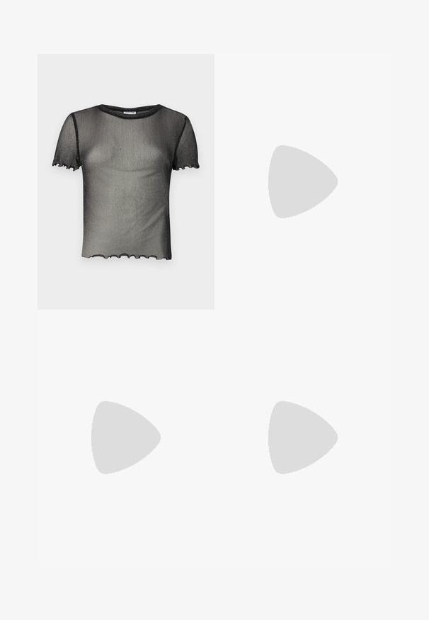 Mustat läpikuultava paita, joka on valmistettu hienosta, kimaltavasta materiaalista. Siinä on lyhyet hihat ja aaltoileva helma. Keveä ja tiukka malli.; Musta leveälahkeinen housut korkea vyötärö, jossa on laskokset, piilotettu etu- suljenta ja vähäinen brändäys vasemmassa jalassa.; Musta nahkainen nilkkureita, joissa on pyöreä kärki, nauhakiinnitys edessä ja paksu kumipohja, jossa on teksturoitu pinta. Takana vetotappi.; Hopeapintainen metallinen pussilaukku, jolla on pehmeä, pyöreä muoto ja solmittava yläosa. Valmistettu sileästä tekonahkamateriaalista.; Hopehope hopeilla, joissa on minimalistinen muotoilu. Pyöreä muoto, sileä pinta ja ohut profiili. Kevyet ja kiillotetut.