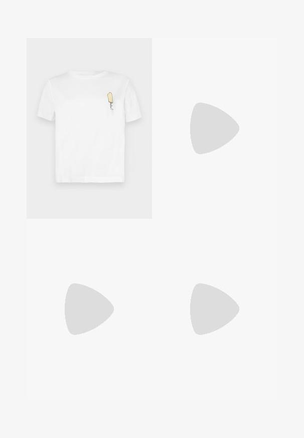 Vit bomull t-shirt med korta ärmar som har en minimalistisk, broderad gul glasspinne som grafik på vänster bröstområde.; Ljusgrå, högmidjade utsvängda jeans i denim. Har fem fickor, stängning med framknapp och en ren fåll med subtila förblekningar vid benen.; Svart läder slingback-hälar med spetsig tå, med en smal klack och en guldtonad detalj på den justerbara remmen. Slät textur.; Svart läderhandväska med en strukturerad design, som har en avskuren form, ett handtag upptill och guldiga detaljer. Justerbar axelrem ingår.