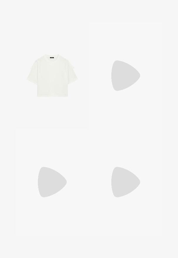 Witte cropped t-shirt van katoen, met een ronde halslijn, korte mouwen met verstelbare strikjes op de schouders en een relaxte pasvorm.; Witte wijde broek met verticale streepjes, met een platte voorkant, twee zijzakken en een ontspannen pasvorm. Zachte stof, minimale details.; Beige espadrille-wedge met een gestructureerde stof bovenkant, juten platform en lange stof enkelbanden. Kenmerken zijn een ronde neus en geweven hiel detail.; Zwarte cat-eye zonnebril met grijs getinte glazen. Plastic montuur met scherpe hoeken en een gladde, glanzende afwerking.