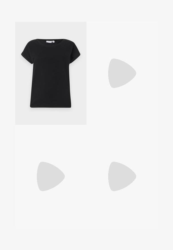 Svart bomullströja med rundad halsringning, korta upprullade ärmar och en avslappnad passform. Har en mjuk textur och en minimalistisk design.; Vida byxor i ljusbeige, tillverkade av ett texturerat tyg. Har resårmidja med dragsko. Enkel, odekorerad design.; Svart läderpumps med spetsig tå, ankelrem och kraftig klack. Slät textur, stilren design och minimalistisk estetik.; Svart lädertoffelväska med slät textur, rektangulär form och två långa handtag. Ingen synlig hårdvara eller dekorationer.